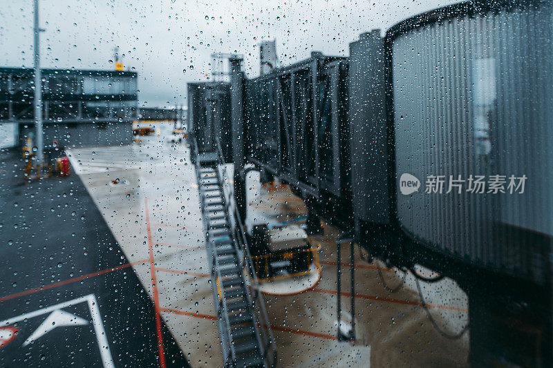 雨天的乘客登机桥