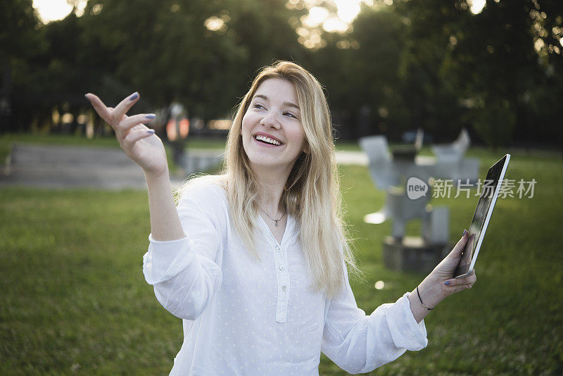 一个美丽的女孩在街上进行视频通话的肖像