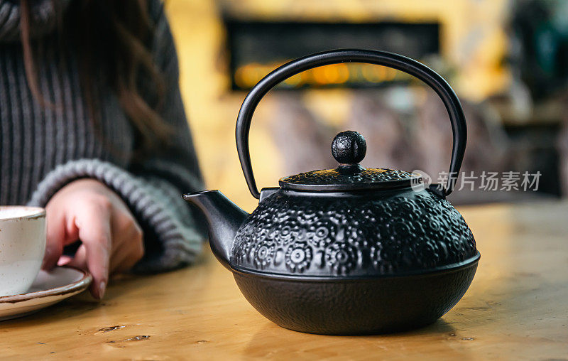 铸铁黑色土耳其茶壶特写在桌子上。