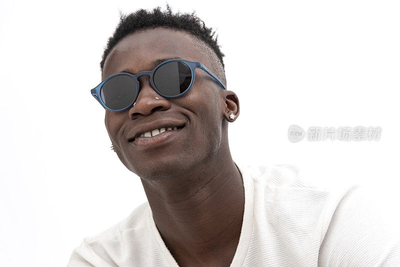 一名非洲裔美国人，身穿白色t恤，戴着白色背景的太阳镜。