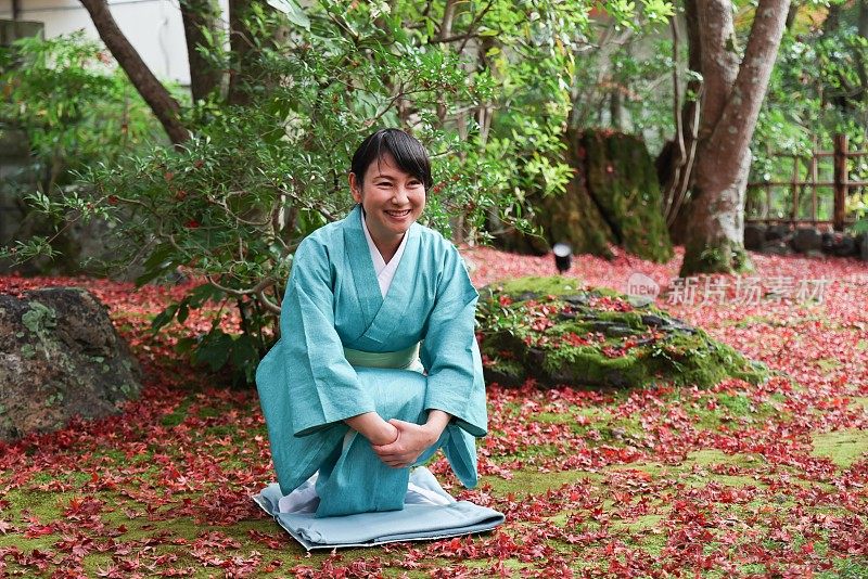 日本女子在传统的日本旅社花园冥想
