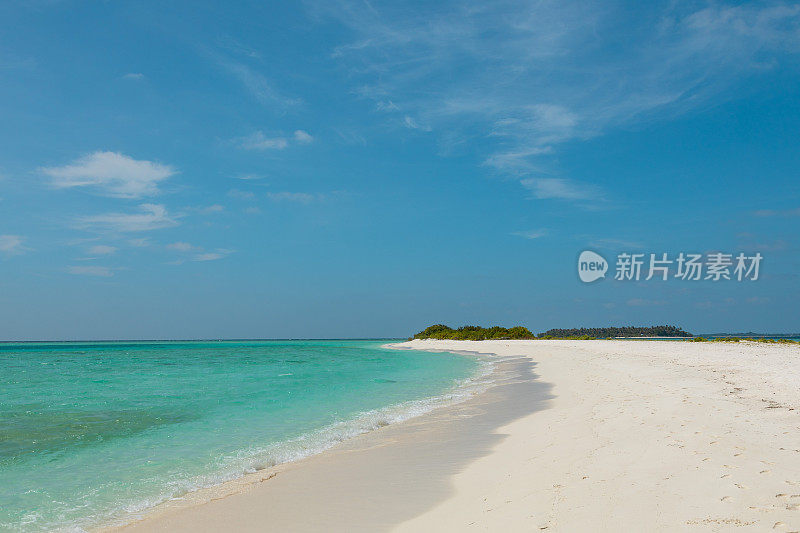 马尔代夫无人居住的岛屿天堂与白色沙洲在阳光灿烂的日子与绿松石泻湖