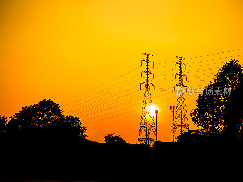 夕阳背景下的高压电线杆，线路电力事业塔电压传输能源站配电，电工电网杆塔危险技术建设行业