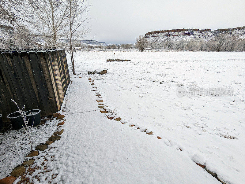 在犹他州洛克维尔的格拉夫顿路上，冬天被雪覆盖的牧场，背景是锡安国家公园