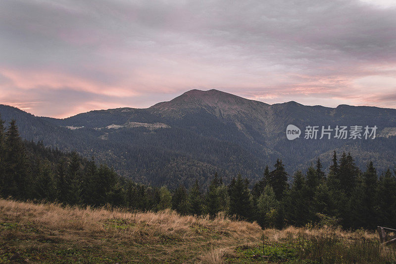 从农田俯瞰群山