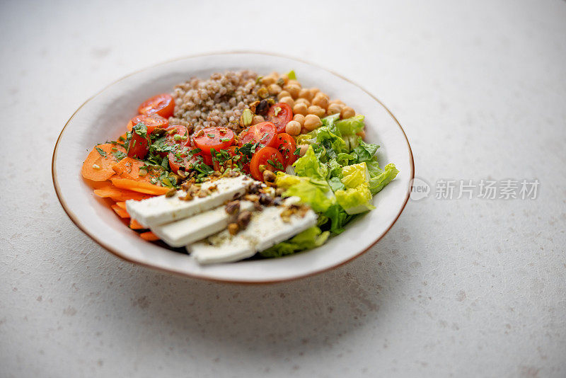 彩色沙拉盘混合蔬菜，奶酪，鹰嘴豆和荞麦