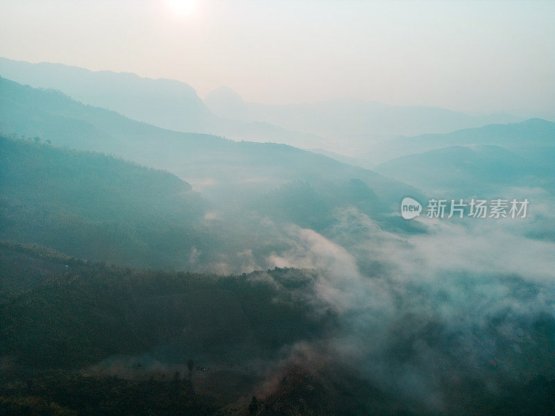 日出时云中喀斯特山脉的鸟瞰图