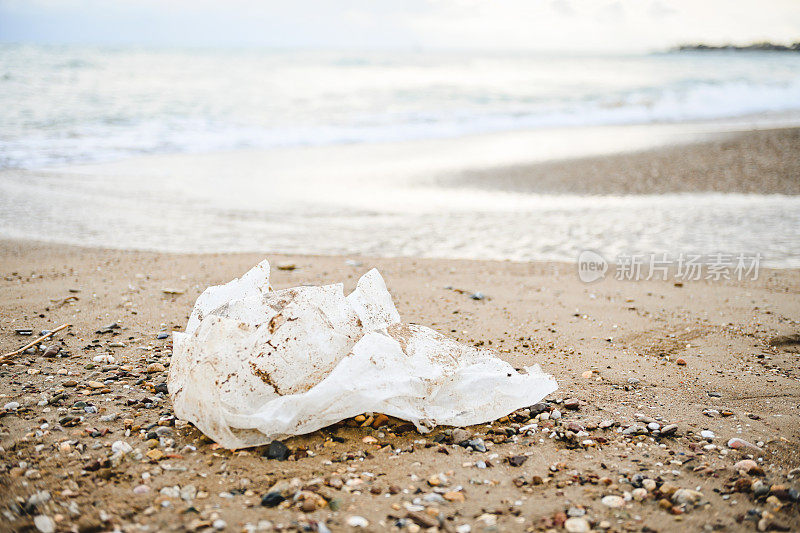 环境污染，沙滩上的垃圾概念