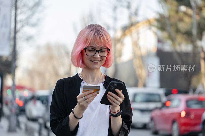 年轻女子在网上购物