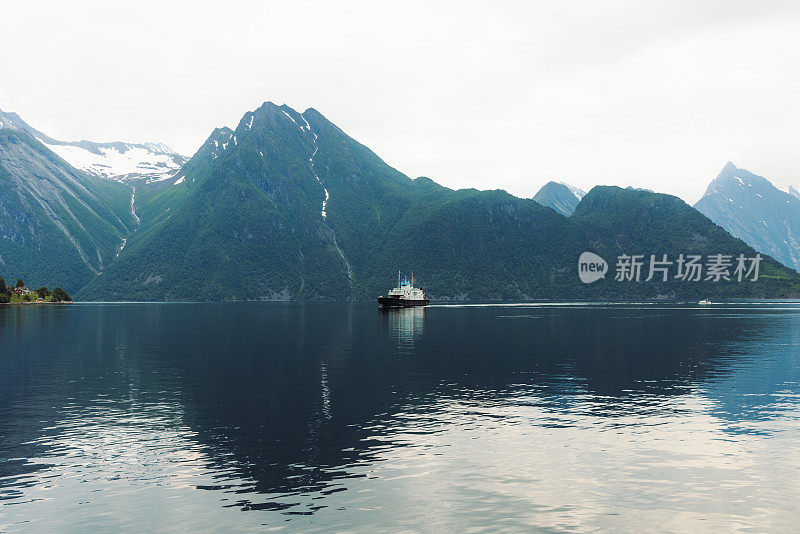 挪威峡湾的夏日倒影