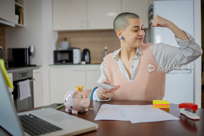 在存钱罐里存钱的女人