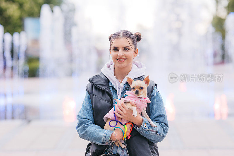 漂亮的年轻女子和可爱的小狗吉娃娃