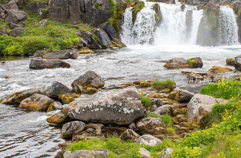 Dynjandi瀑布冰岛与岩石溪流在前面