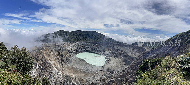 从哥斯达黎加波阿斯国家公园的波阿斯火山边缘俯瞰火山口