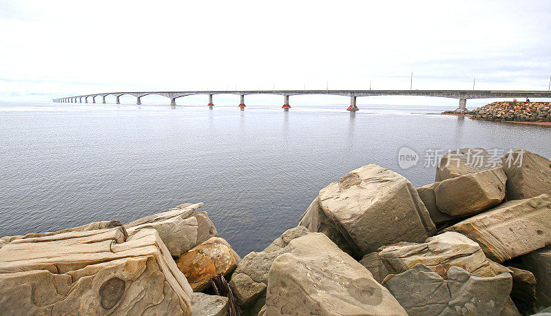 连接爱德华王子岛和新斯科舍省大陆的联邦大桥。加拿大