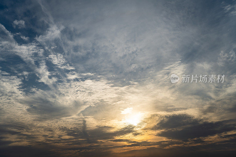 太阳升起，照在高大的住宅楼上。