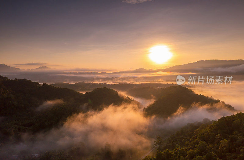 美丽的早晨景色，日出和雾在山上