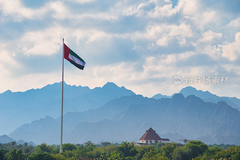 在阿拉伯联合酋长国迪拜的哈达山城，一根大杆子上挂着阿联酋国旗