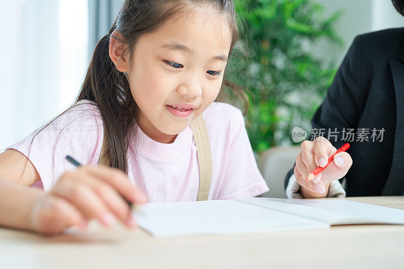 一个正在学习的女孩和一个要赡养的穿西装的女人