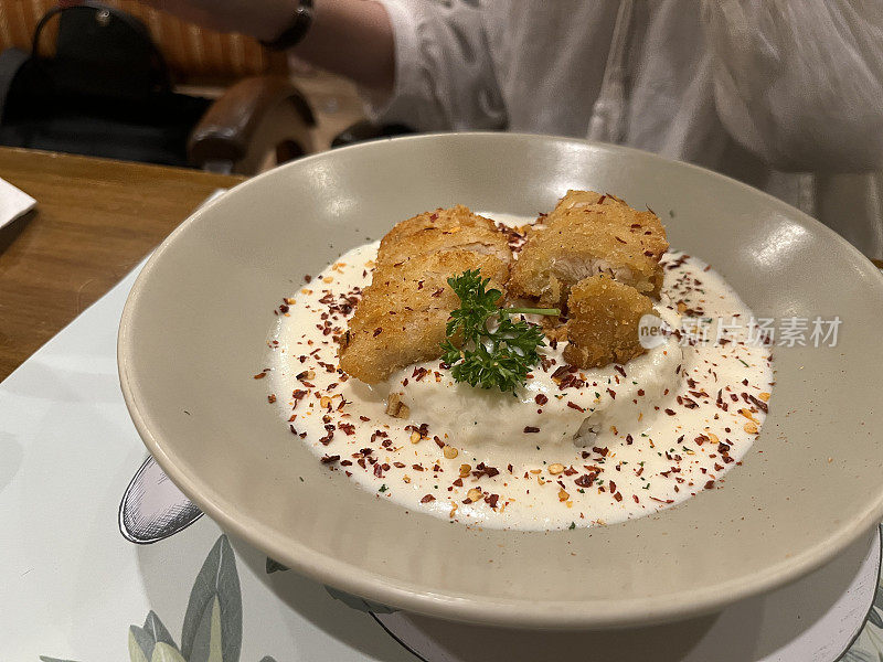 鸡肉炸面配意大利烤肉酱