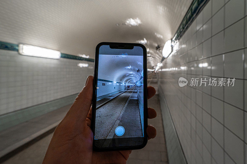 智能手机拍摄地下人行道的照片