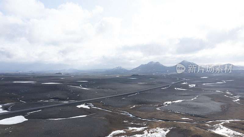 冰岛雷克雅未克，无人机拍摄的街道高速公路，远处是巨大的火山斯奈费尔火山。冰岛