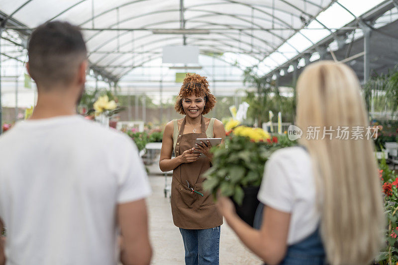 一位女园丁建议一对夫妇购买植物