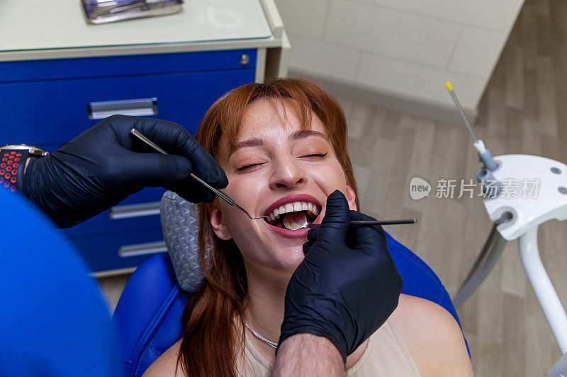 漂亮女孩对着牙医微笑