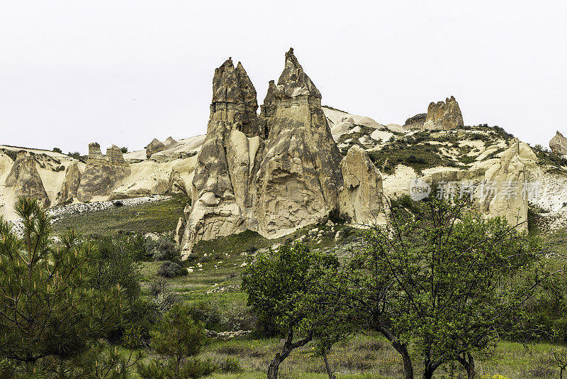 在土耳其卡帕多西亚戈雷姆的爱谷，寻找被称为仙女烟囱的岩层中的面孔。