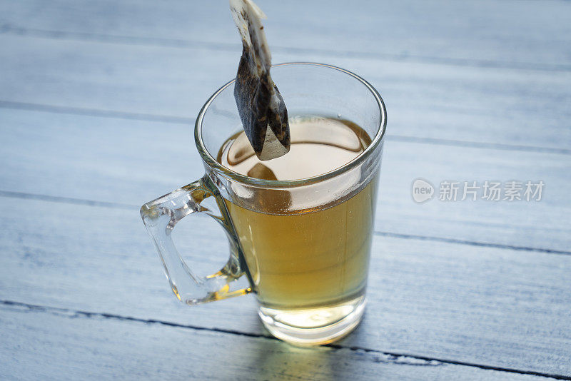玻璃杯与热茶和茶包的特写
