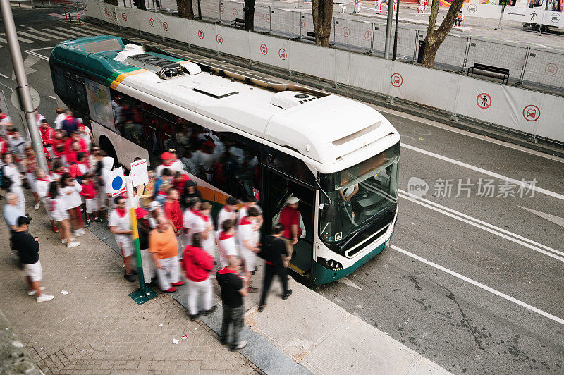 一群人正在进入一辆公共汽车