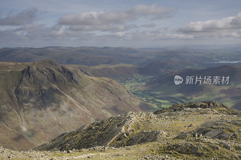 英国英格兰湖区坎布里亚郡，弓上的大板与背景中的朗代尔派克