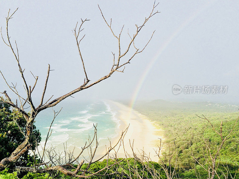 牛脂海滩上的彩虹