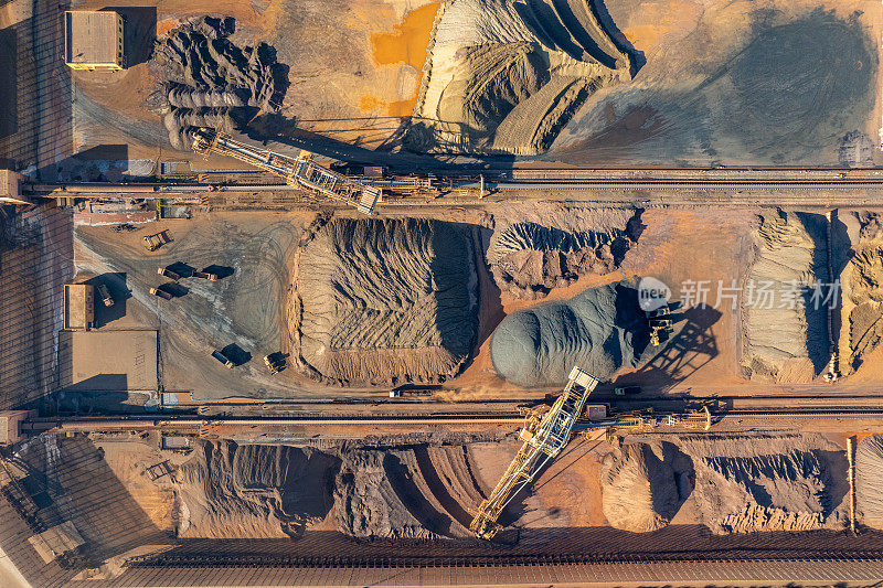 矿物原料港垂直航拍照片
