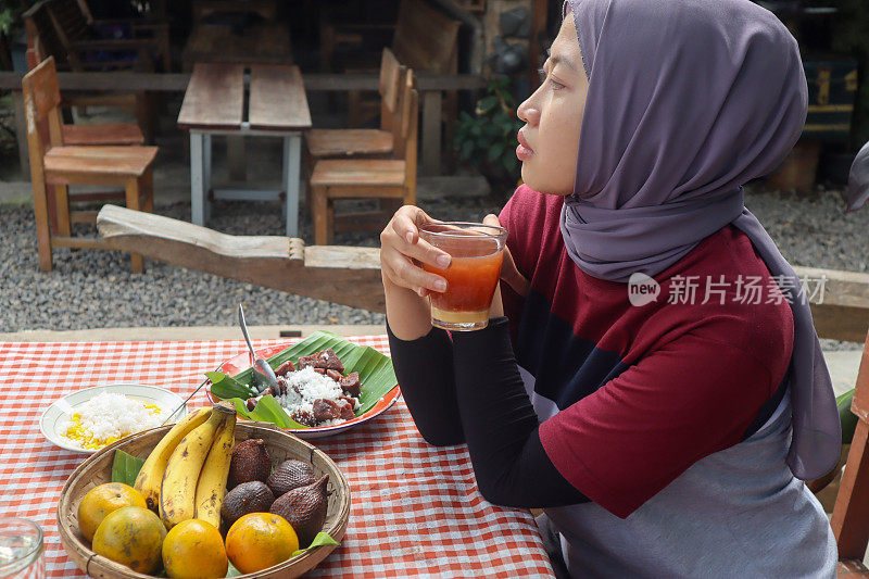 女人正在喝花草水