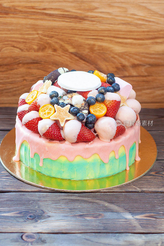 色彩缤纷的蛋糕，草莓蘸着融化的白巧克力，粉红色的釉，新鲜的覆盆子，蓝莓和金桔