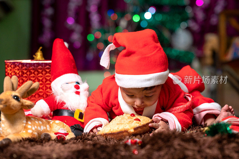 可爱的小男孩打扮成圣诞老人庆祝圣诞节