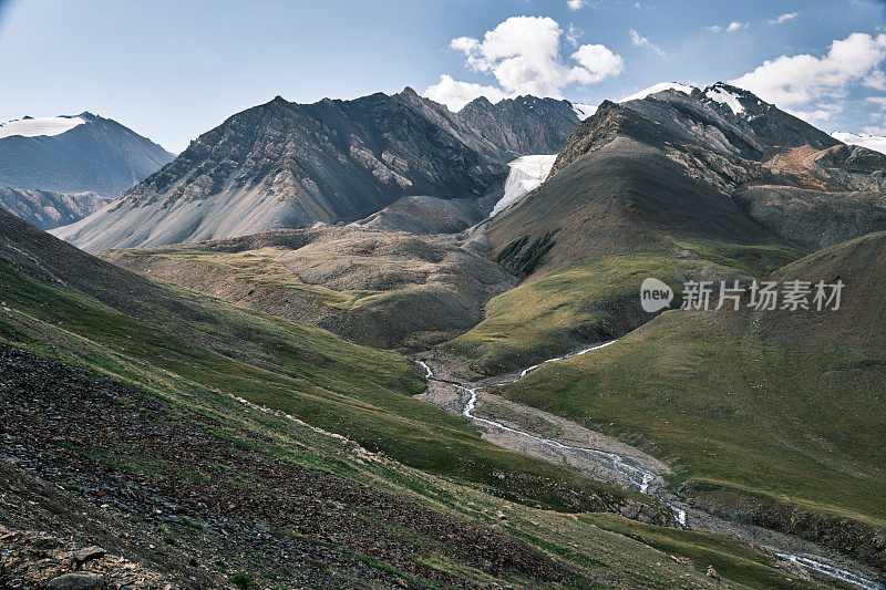 夏季的河谷山