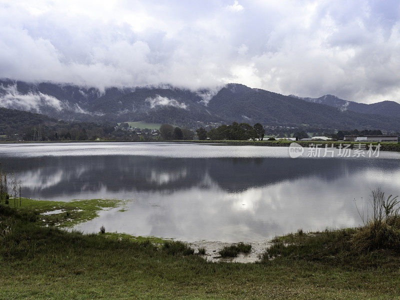 穆迪湖和山脉