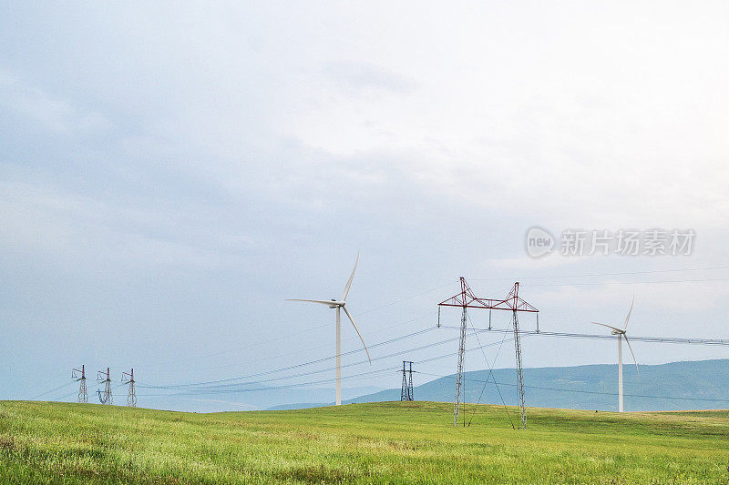 乔治亚州哥里附近有风力发电机和电线的绿色景观