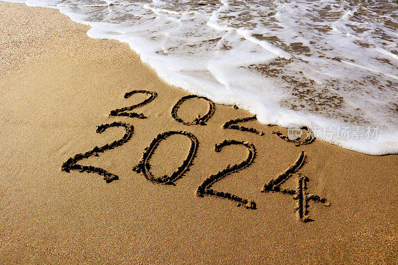 2024年和2023年在沙滩上迎新年