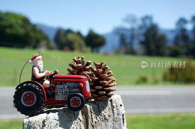 拖拉机上的圣诞老人在乡村场景中的圣诞装饰