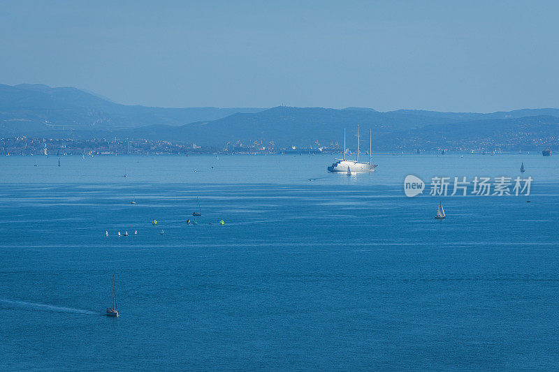 从杜伊诺城堡鸟瞰的里雅斯特海湾