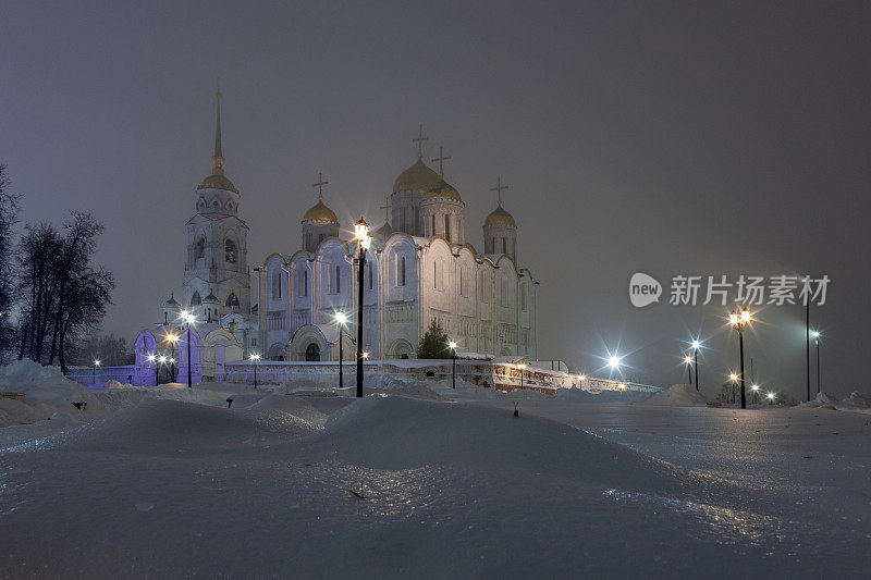 俄罗斯弗拉基米尔圣母升天大教堂的夜景
