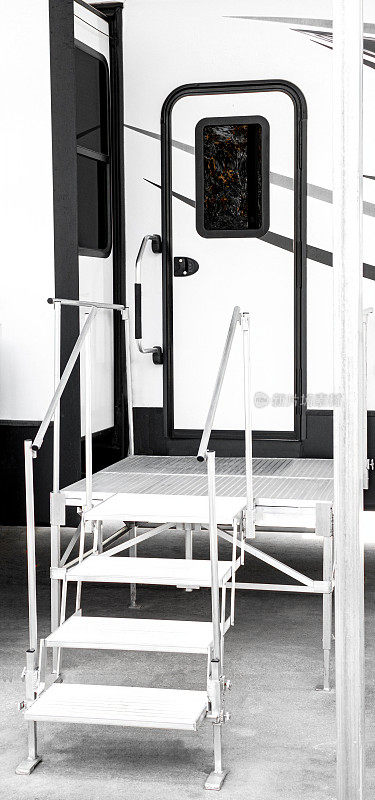 RV休闲车可折叠铝金属防锈便携式台阶或楼梯通往门入口与按钮锁或锁定机构。方便坚固坚固的步道进入家中