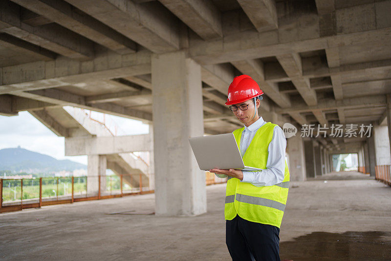 手持电脑的建筑工人