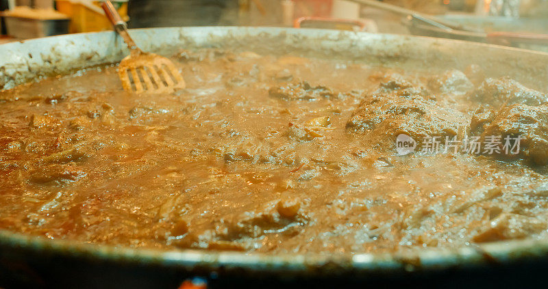 在匈牙利布达佩斯的市场摊位上，用大锅准备炖牛肉的特写