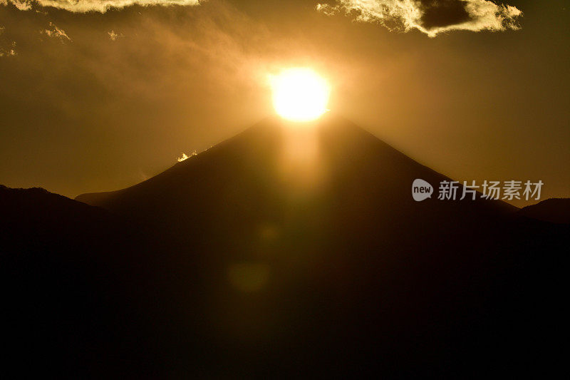 钻石富士山:富士山山顶的日落，拍摄于东京高尾山山顶