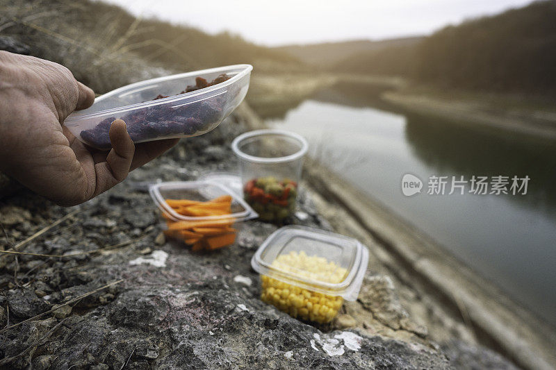 健康的一餐装在塑料容器里，即食，户外自然。