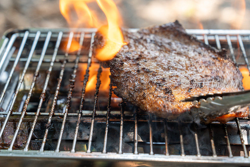 野餐时用煤气炉和火焰烤、烤猪颈肉，这是不利于健康的食物。但是好味道是很多人喜欢的。
